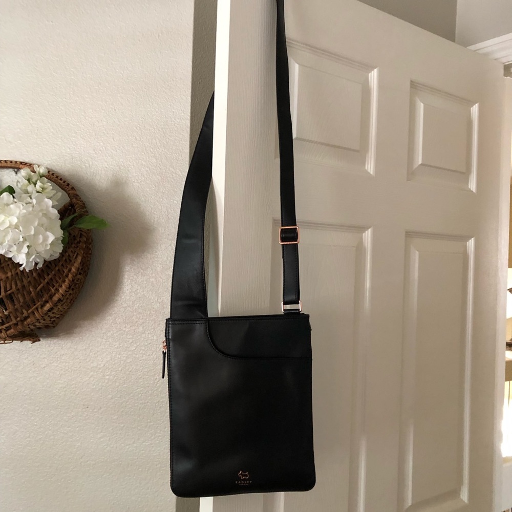 Super cute cross body leather bag!❤️